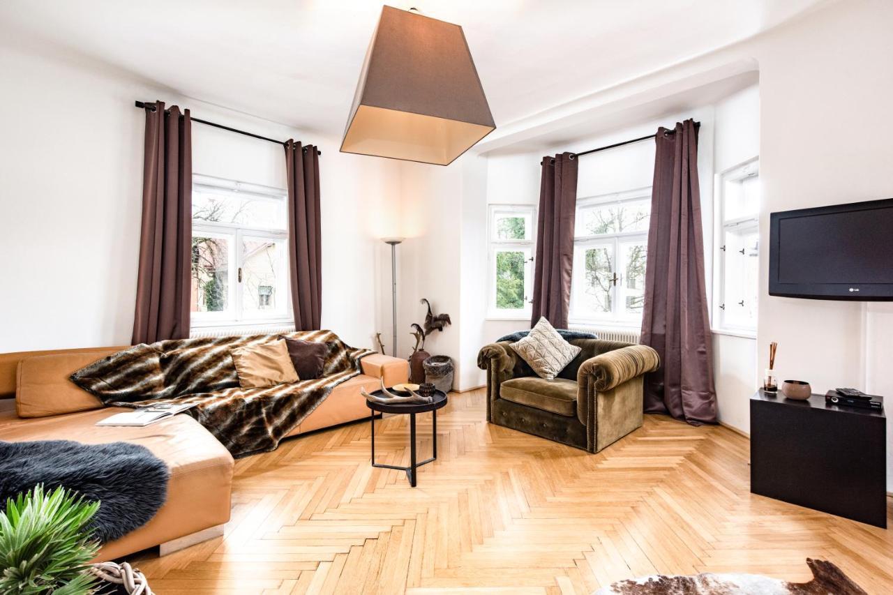 Family Wellhouse Green Garden Direct In Salzburg, Sunny Big Garden, Up To 16 Pax, Bikes For Free, Bbq, Sunbeds, Parking For Free, 15 Min Sound Of Music Exterior photo