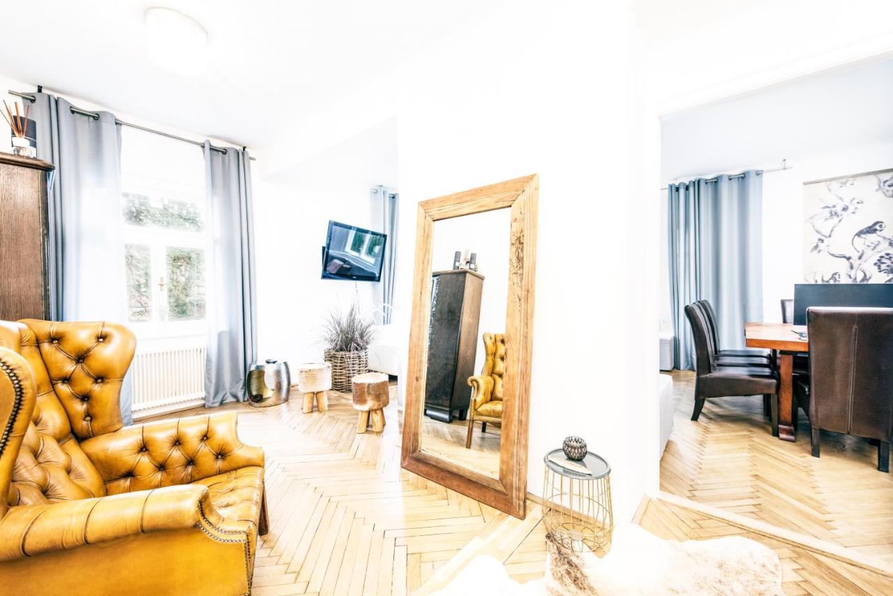 Family Wellhouse Green Garden Direct In Salzburg, Sunny Big Garden, Up To 16 Pax, Bikes For Free, Bbq, Sunbeds, Parking For Free, 15 Min Sound Of Music Exterior photo