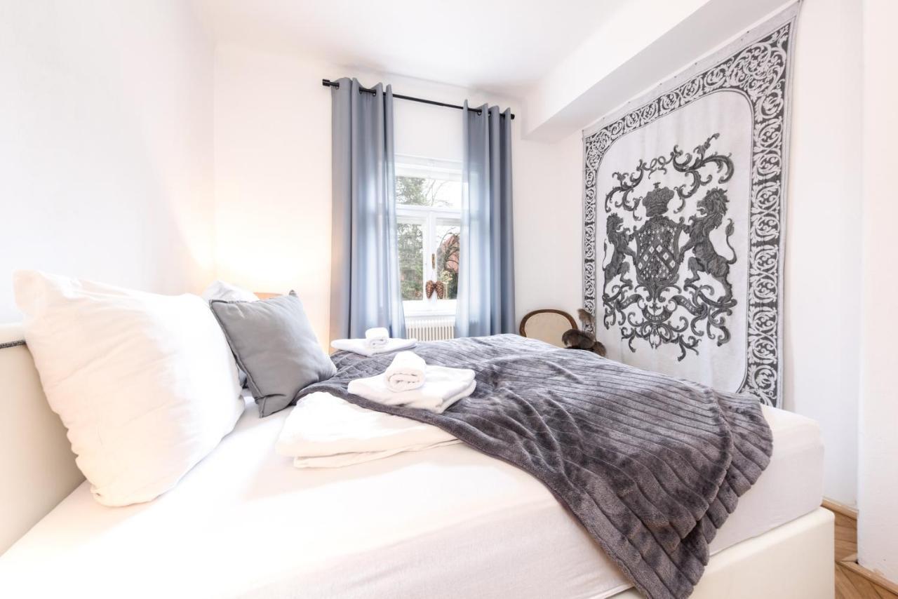 Family Wellhouse Green Garden Direct In Salzburg, Sunny Big Garden, Up To 16 Pax, Bikes For Free, Bbq, Sunbeds, Parking For Free, 15 Min Sound Of Music Exterior photo