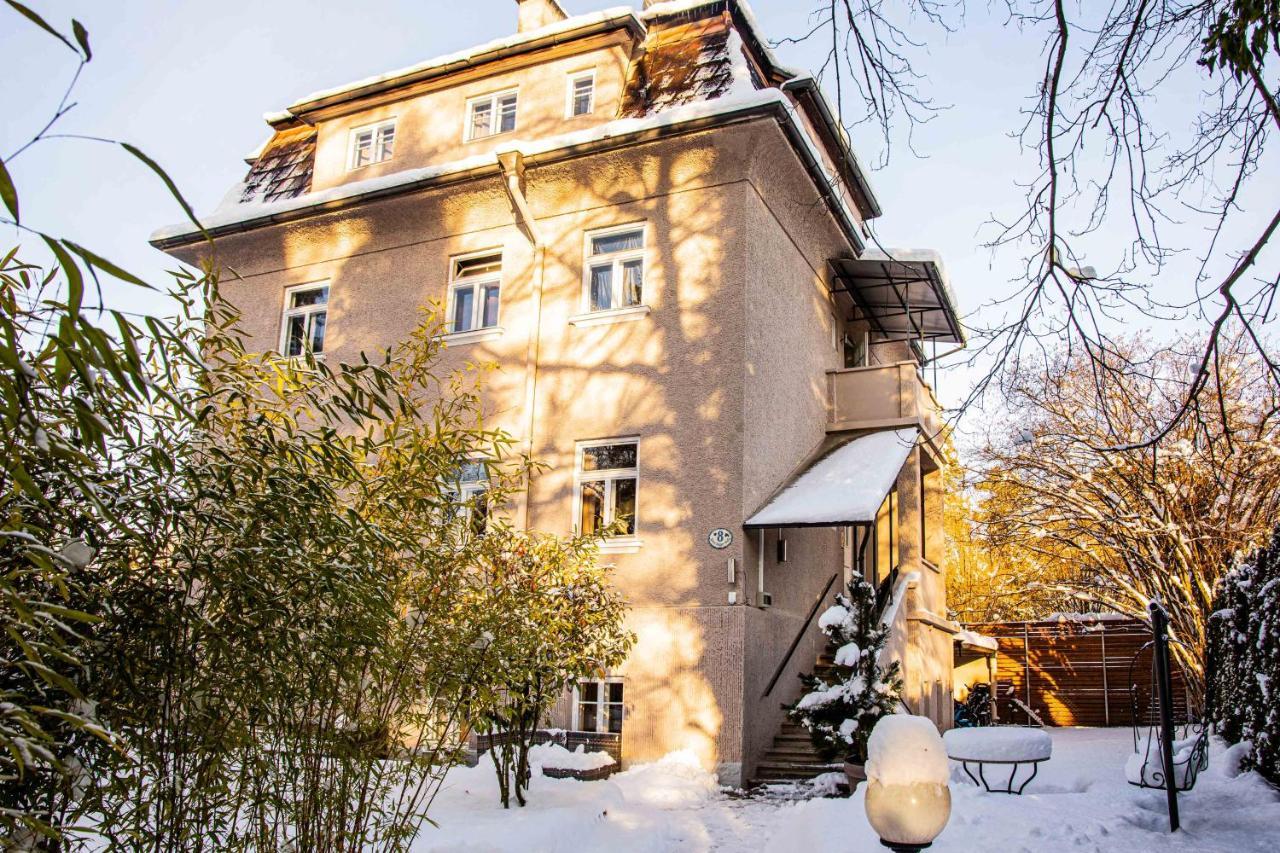 Family Wellhouse Green Garden Direct In Salzburg, Sunny Big Garden, Up To 16 Pax, Bikes For Free, Bbq, Sunbeds, Parking For Free, 15 Min Sound Of Music Exterior photo